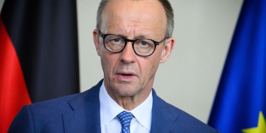 Bundeskanzler Friedrich Merz (CDU) äußert sich bei einer Pressekonferenz mit dem Ministerpräsidenten von Tschechien, Babis, nach ihrem Gespräch im Bundeskanzleramt. Foto: Bernd von ...