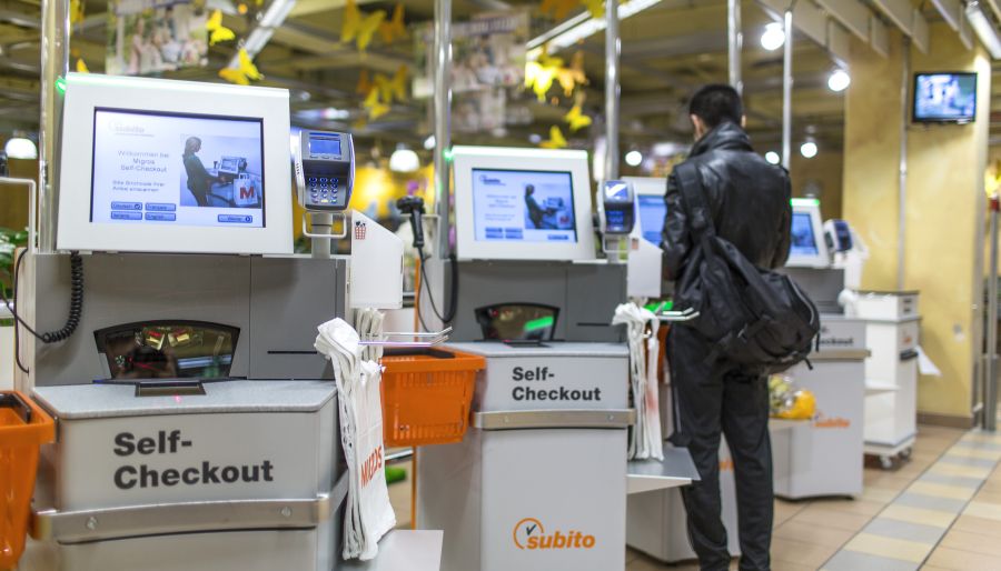 Die Migros setzt laut einem Mediensprecher auf präventive Massnahmen wie gut geschultes Personal, moderne Überwachungssysteme und eine klare Kommunikation.