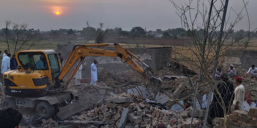 Aufräumarbeiten am Anschlagsort in Bannu. Foto: Aamad Khattak/AP/dpa