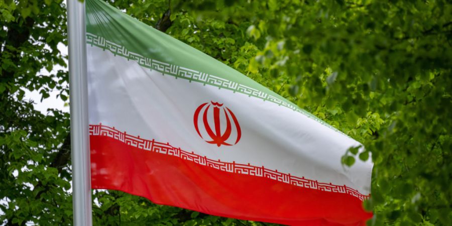 ARCHIV - Die Flagge der Islamischen Republik Iran. Foto: Monika Skolimowska/dpa/Symbolbild