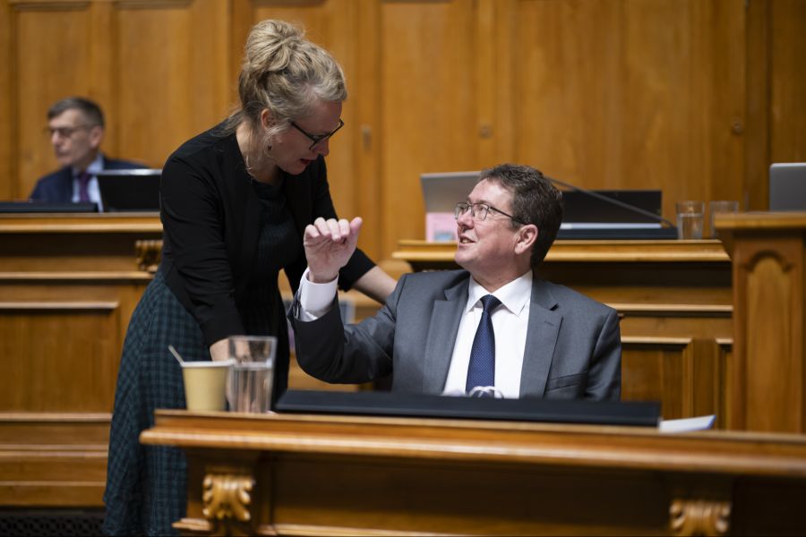 Waren sich selten einig: Bundesrat Albert Rösti diskutiert mit Aline Trede, während der Wintersession 2024 im Nationalrat in Bern.
