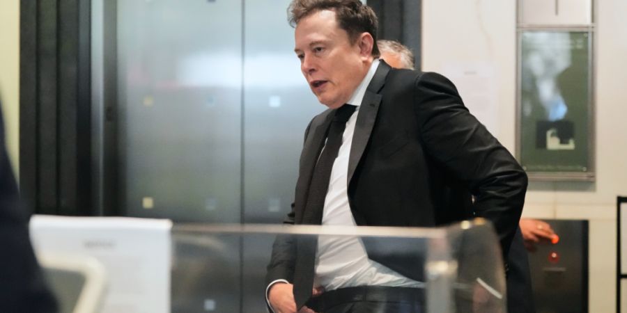Beim KI-Training gibt es die Methode, ein Modell als Lehrer einzusetzen, das neue Software wie einen Schüler anlernt. Elon Musk musste unter Eid sagen, ob er so KI des Rivalen OpenAI b...
