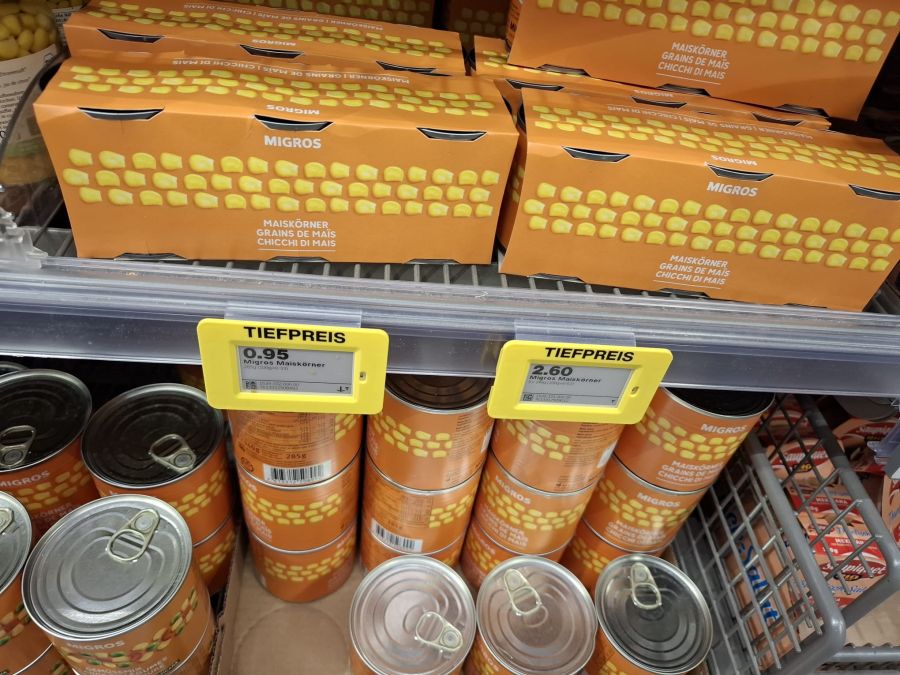 In den Migros-Filialen herrscht eine regelrechte Schilderwut.