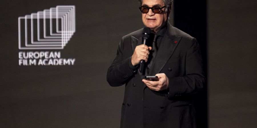 ARCHIV - Der iranische Regisseur Jafar Panahi bei der Verleihung des 38. Europäischen Filmpreises in Berlin (Archivbild). Foto: Fabian Sommer/dpa