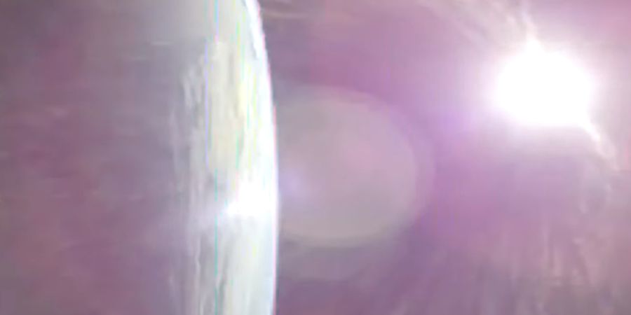 HANDOUT - Dieses Bild aus einem von der NASA zur Verfügung gestellten Video zeigt die Erde, links, vom NASA-Raumschiff Orion aus, das seine Triebwerke in Richtung Mond zündet. Foto: U...