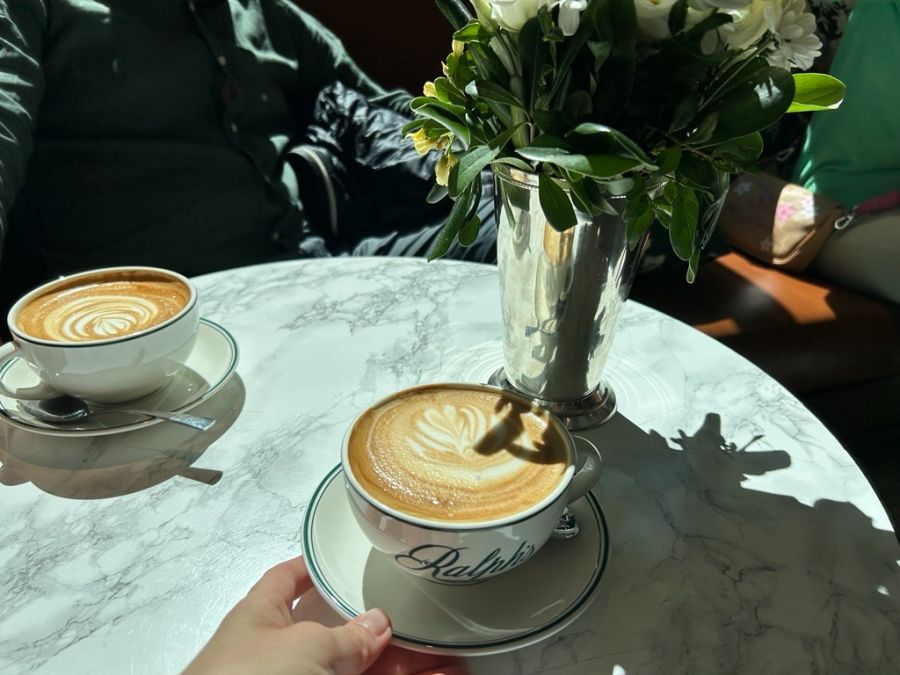 Sieht schick aus, ist aber ganz schön teuer: Der Cappuccino bei Ralph's Coffee.