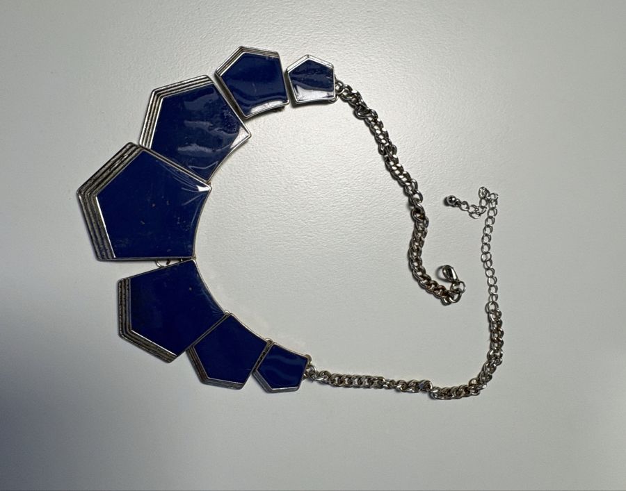 Es werden um Hinweisen zu den Schmuckstücken, wie dieser Kette gesucht.