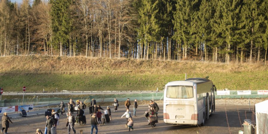 Die Stadt Bern will die Innenstadt vom Reisebusverkehr entlasten. Im Neufeld plant sie ein Fern- und Reisebusterminal. (Archivbild)