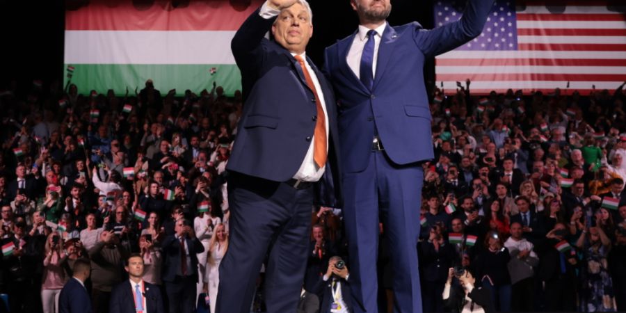 ARCHIV - Ungarns Ministerpräsident Viktor Orban (l) und US-Vizepräsident JD Vance winken dem Publikum am Ende einer Wahlkampfveranstaltung für die Parlamentswahl am 12. April 2026. F...