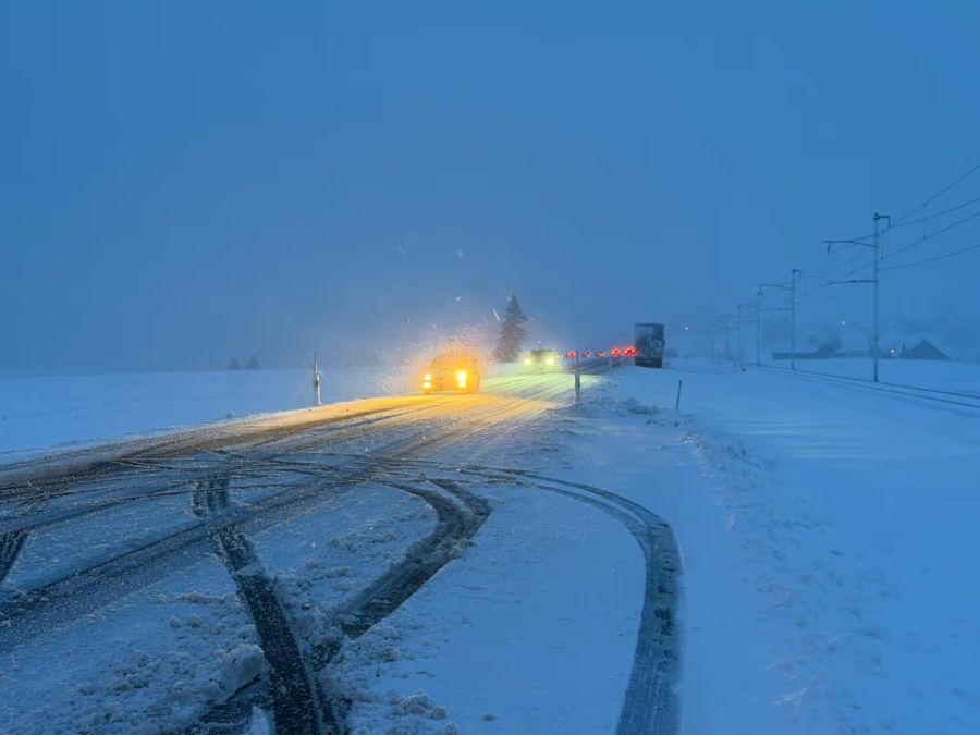 Am Donnerstagmorgen waren sogar im Flachland die Strassen verschneit.