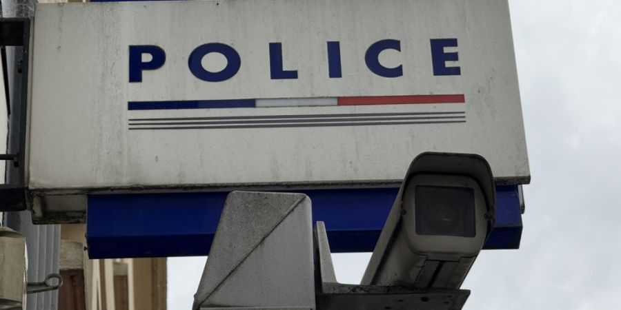 ARCHIV - An einem Kommissariat in Frankreich hängt ein Schild mit der Aufschrift Polizei. Foto: Rachel Boßmeyer/dpa (Archivbild)