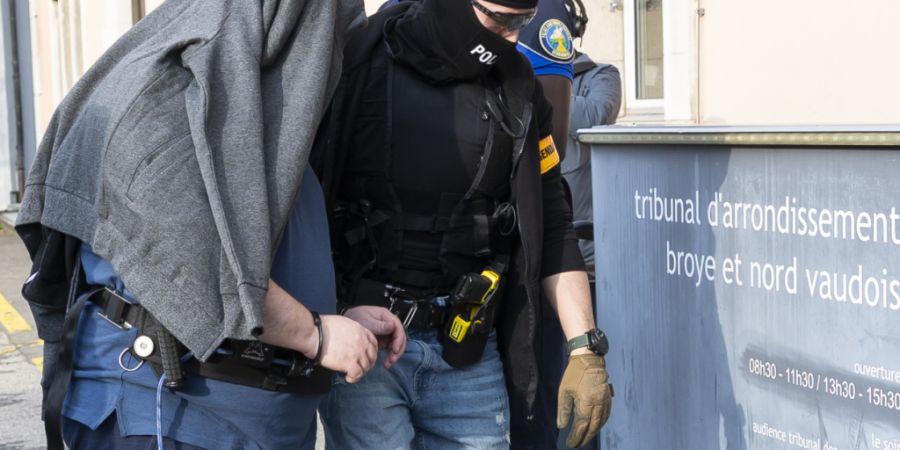 Claude D. am Mittwoch beim Eingang zum Strafgericht in Yverdon VD.