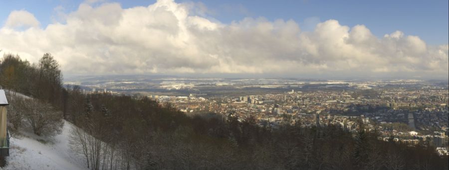 Blick vom Gurten aus auf die leicht mit Schnee bedeckte Stadt Bern.