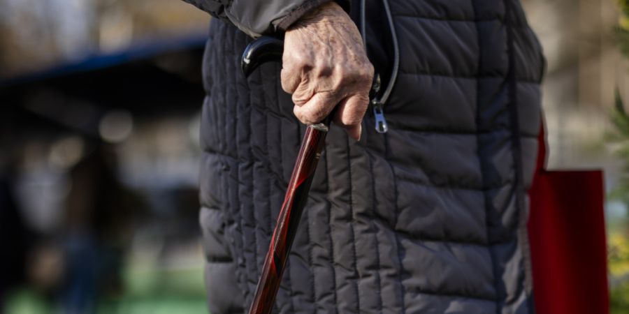 Ältere Menschen erleiden in Beziehungen oder bei der Pflege teilweise Gewalt. (Symbolbild)