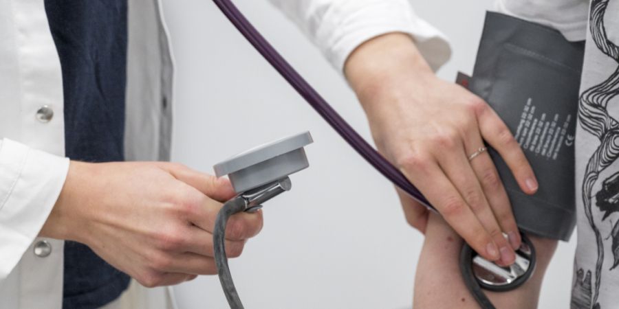 Die Gesundheits- und Sozialkommission des bernischen Grossen Rates will das Praxisassistenz-Programm ausbauen. (Symbolbild)
