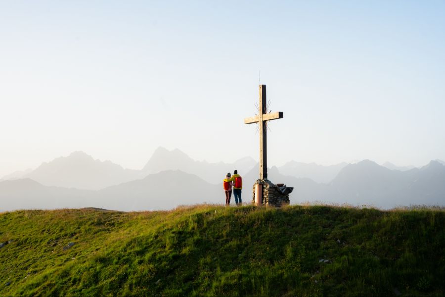 Die landschaftlich reizvolle Wanderung über den Naggalunsteig führt vom Fisser Joch über den Grat von Naggalun zur Schöngampalm und bietet beeindruckende Tiefblicke ins Inntal.