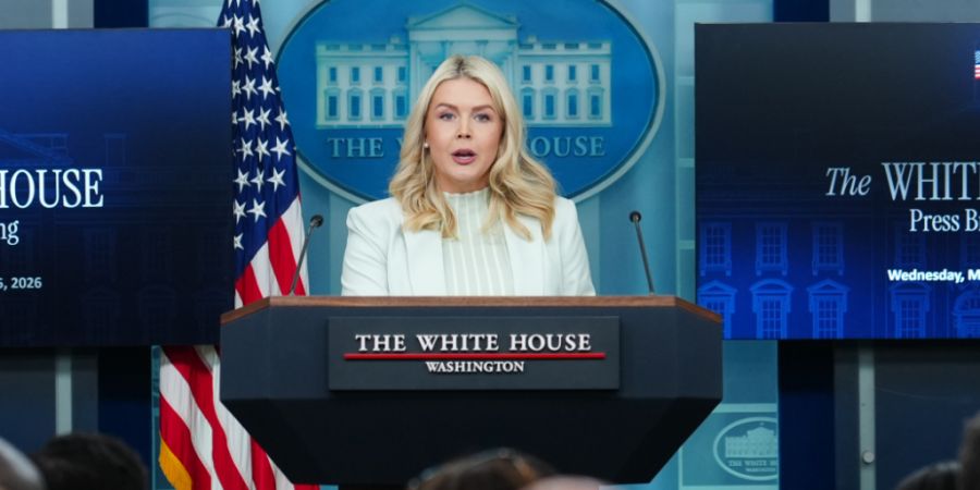 Die Pressesprecherin des Weißen Hauses, Karoline Leavitt, spricht mit Reportern. Foto: Julia Demaree Nikhinson/AP/dpa