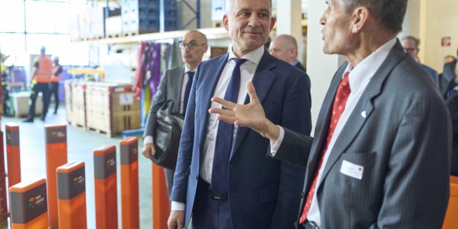 Bundesrat Beat Jans war am Donnerstag zu Gast bei Swiss Logistics in Rupperswil. Deren Präsident, Beat Duerler, erklärte ihm, wie hier Stellensuchende weitergebildet werden.