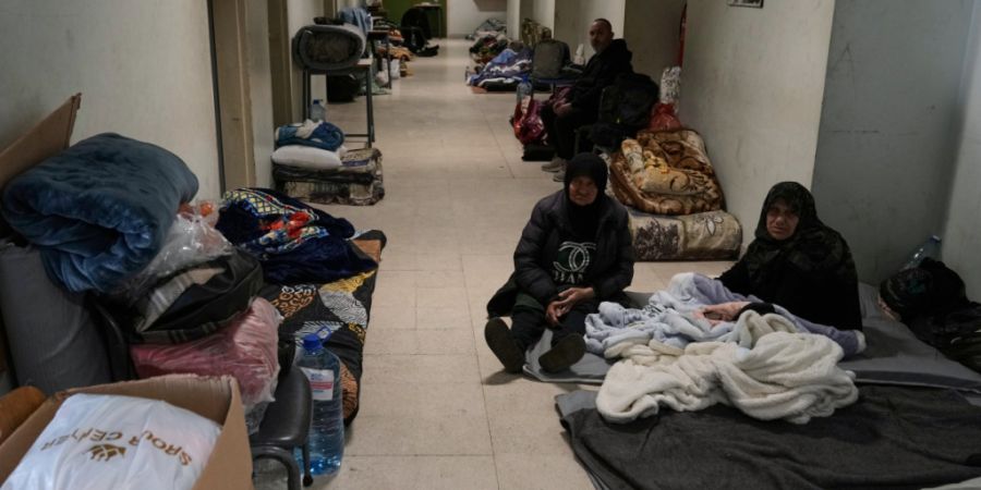 Vertriebene, die vor israelischen Luftangriffen im Südlibanon geflohen sind, lassen sich im technischen Institut Bir Hassan in Beirut nieder, das zu einer Notunterkunft umfunktioniert ...