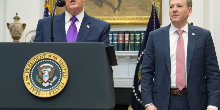 US-Präsident Donald Trump (l) und der Direktor der US-Umweltbehörde (EPA), Lee Zeldin. Foto: Evan Vucci/AP/dpa
