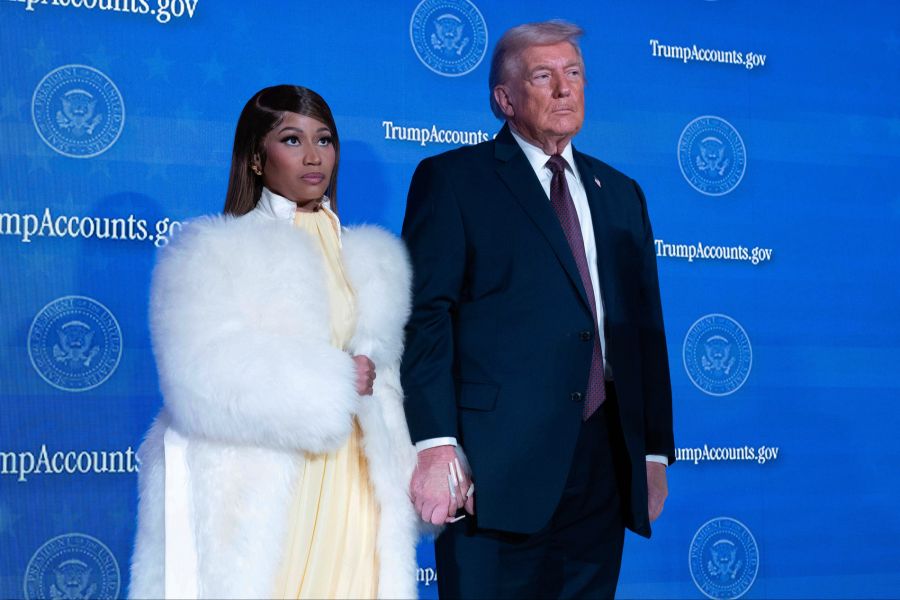 Trumps «Number-one-Fan»: Popstar Nicki Minaj hält die Hand des US-Präsidenten.