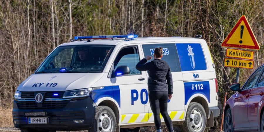 Ein Polizeiauto blockiert eine Straße, nachdem zwei nicht identifizierte Drohnen in finnisches Hoheitsgebiet eingedrungen und gelandet waren. Foto: Sasu Järnstedt/Lehtikuva/AP/dpa