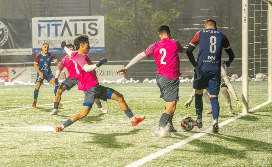 Es ist ein munteres hin und her mit Chancen auf beiden Seiten.