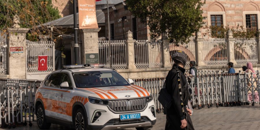 ARCHIV - Ein Fahrzeug der türkischen Tourismuspolizei ist in der Nähe der Hagia Sophia-Moschee im Stadtteil Sultanahmet zu sehen. Foto: Ahmed Deeb/dpa