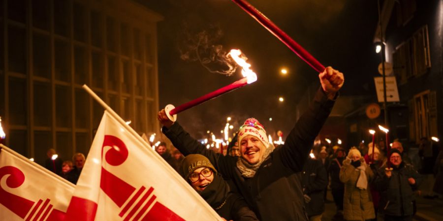 Projurassierinnen und -jurassier feiern am Silvesterabend mit einem Fackelumzug den Wechsel des bisher bernischen Städtchens zum Kanton Jura.