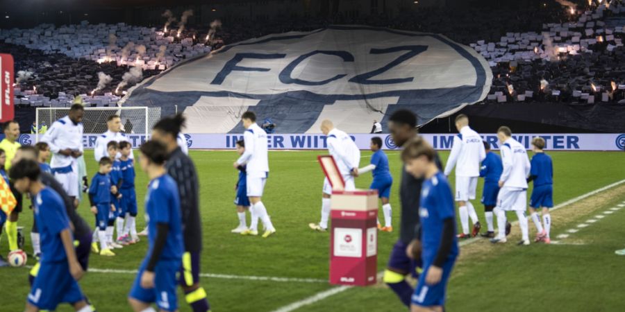 «Unglaubliche Choreo», findet der FC Zürich auf Social Media. Die dafür genutzten Handlichtfackeln wären eigentlich verboten. Kantonsratsmitglieder haben Fragen dazu. (Archivbild)