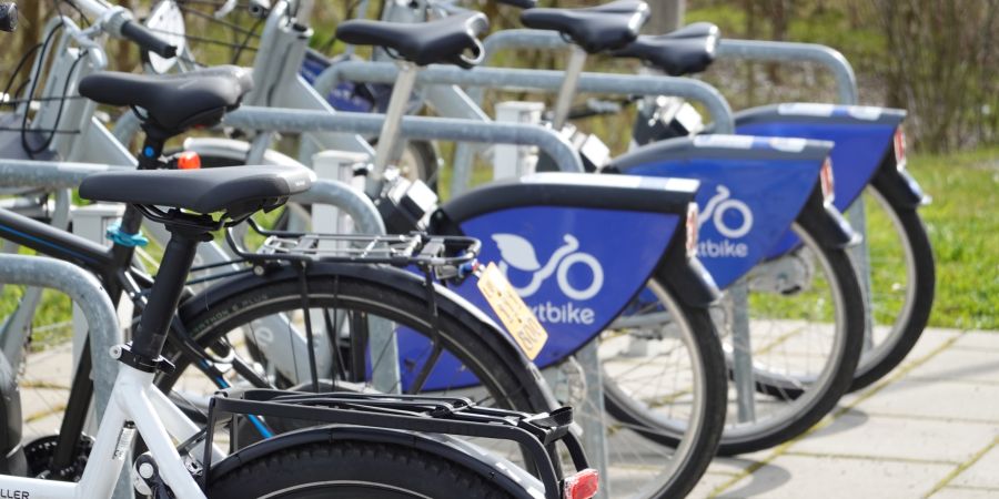 Velo Parkplatz Fahrrad ÖV