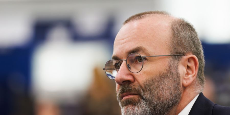 ARCHIV - Manfred Weber (CSU), Fraktionsvorsitzender der Fraktion EVP, sitzt im Gebäude des Europäischen Parlaments. (zu dpa: «EVP-Chef Weber: Kontrolliere nicht Chatgruppen von Mitar...