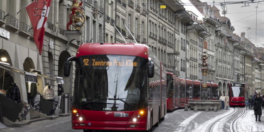 Anlässlich der Schweigeminute für die Opfer von Crans-Montana VS wurde der öffentliche Verkehr für kurze Zeit angehalten.