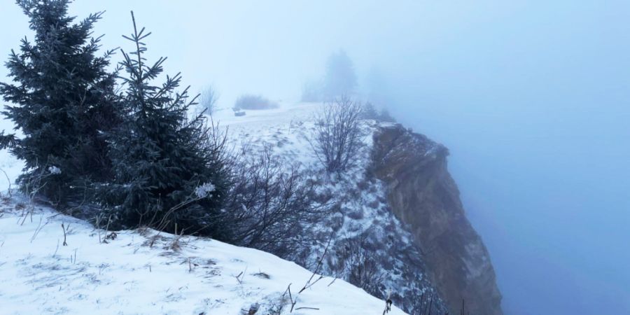 An der Wandflue stürzte ein Felspaket ab. Weitere Abstürze sind möglich.