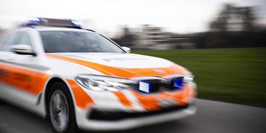 Die Kantonspolizei St. Gallen rückte am Freitagmorgen an mehrere Verkehrsunfälle im Linthgebiet aus. (Symbolbild)