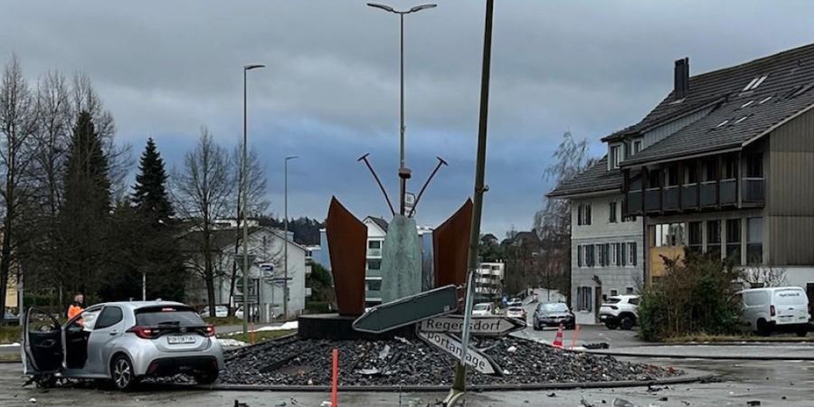 Ein 80-jähriger Lenker verunfallte am Freitag in Rümlang. Ein weggeschleuderter Inselschutzpfosten verletzte dabei ein 12-jähriges Mädchen.