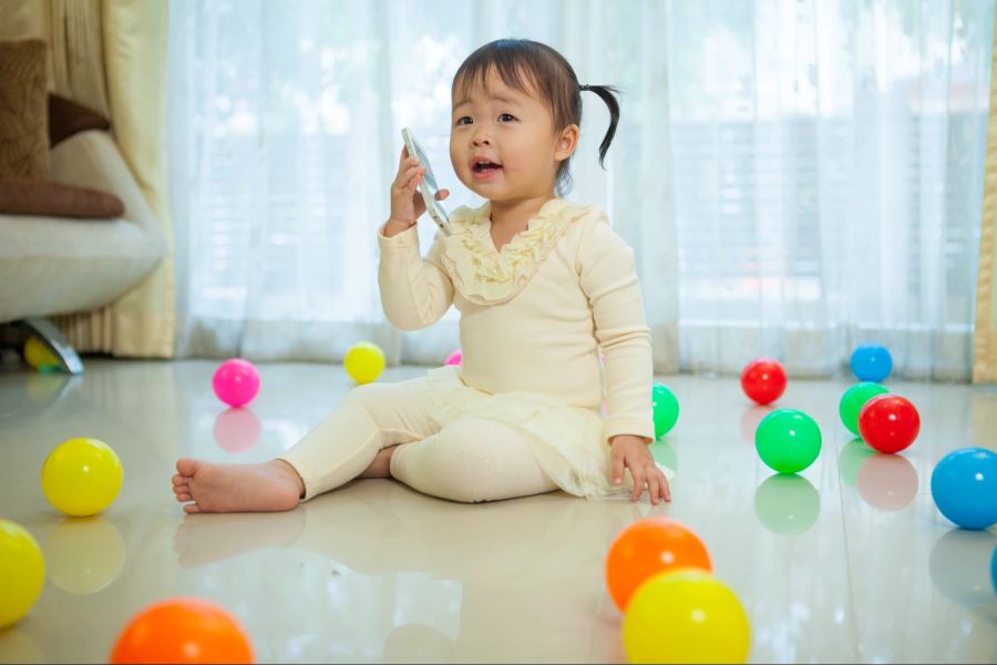 Kleines Mädchen mit Smartphone