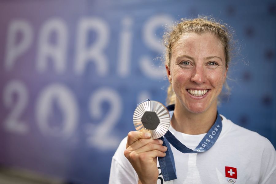 Julie Derron holt bei Olympia 2024 Silber im Triathlon.