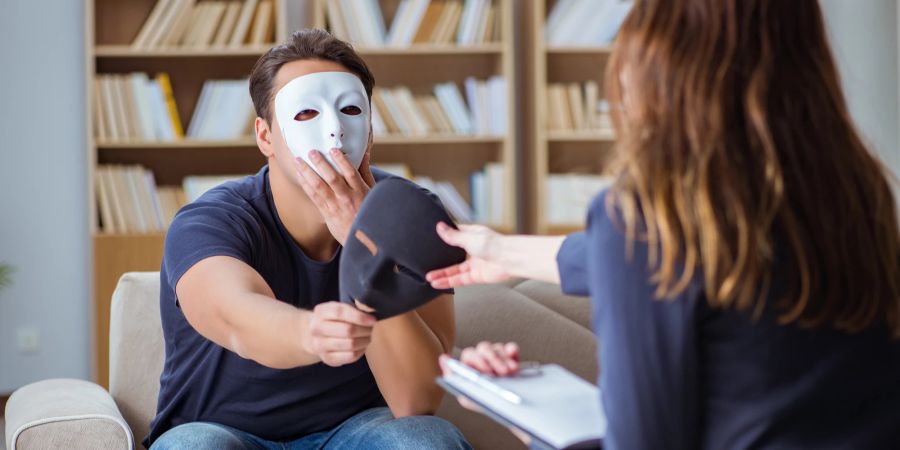 mann mit maske, reicht therapeutin maske