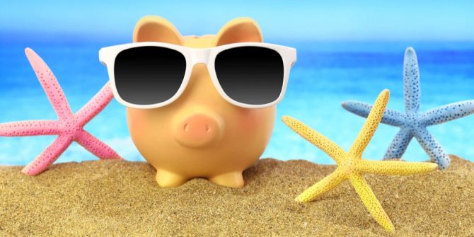 Sparschwein mit Sonnenbrille Seesternen Sand