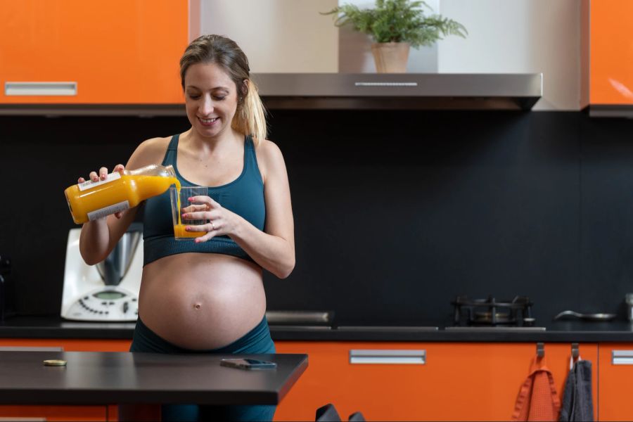 Schwangere mit Glas Orangensaft