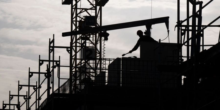 Private Bauherren halten sich ebenso wie grosse Investoren beim Wohnungsbau zurück.