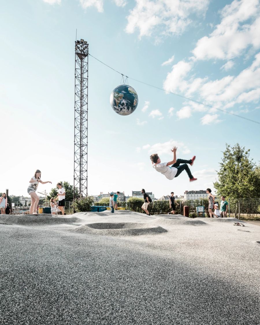 Spielplatz Mondlandschaft Erdball Park