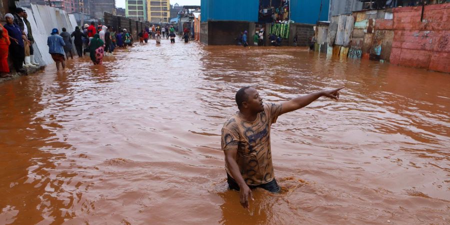 Ein Mann watet in Nairobi durch das Hochwasser.