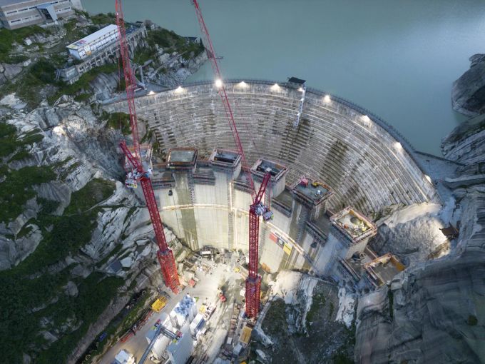 Arbeiter giessen Beton, um den neuen Spitallamm-Staudamm am Grimsel im Berner Oberland zu bauen. (Archivbild) Grimsel Staumauer
