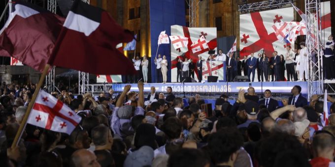 Anhänger der georgischen Regierungspartei «Georgischer Traum» nehmen an einer Kundgebung in Tiflis teil. georgien