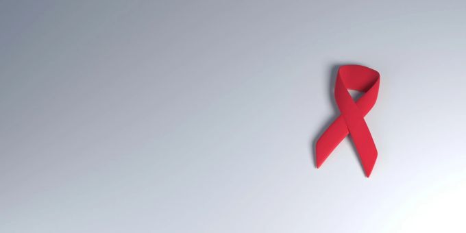 Noch immer ist das Thema HIV von Vorurteilen und falschen Vorstellungen geprägt. (Symbolbild) Aidsschleife auf weissem Hintergrund