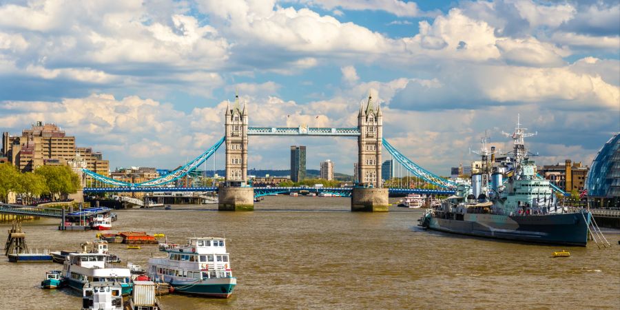 Eine Schifffahrt auf der Themse ist ideal, um berühmte Bauwerke wie den Tower of London, The Shard oder das London Eye zu bestaunen.