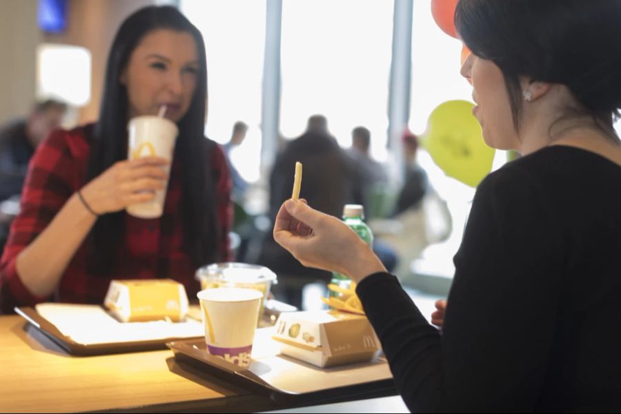 Gäste in einem McDonald's-Restaurant. (Symbolbild)