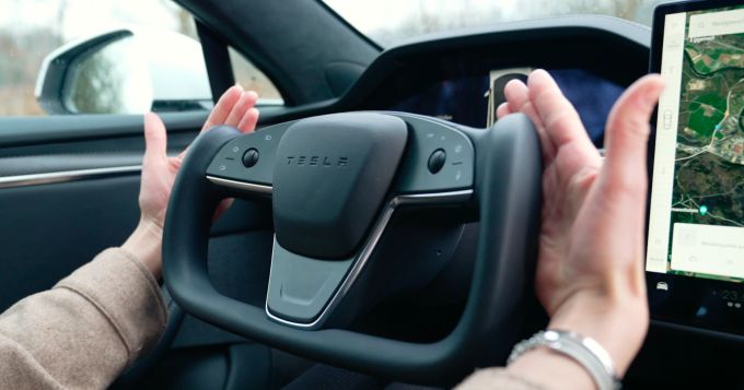 Das Model S Plaid mit Yoke-Lenkrad hat weder einen Lenkstockhebel noch einen Hebel für den Blinker. Tesla Model S Plaid